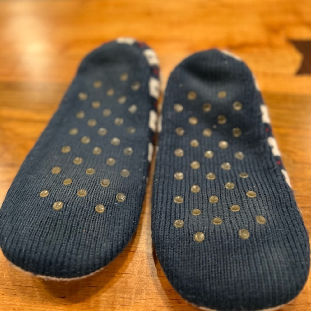 Comfy slippers size 9 in GUC - Picture 5 of 6